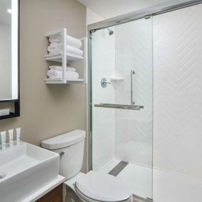 Guest room bath