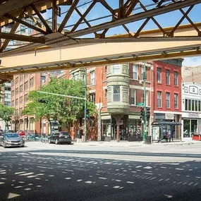 Chicago street scene under the elevated 