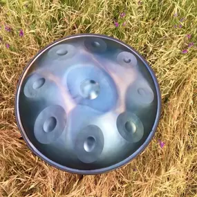 Sowohl ihr Anschein als auch ihr Klang haben etwas ganz Mystisches, das uns so in ihren Bann zieht. Mystical Handpans zeichnen sich durch ihr langes Nachschwingen und den ausgewogenen Reichtum an Obertönen aus. Auch bei intensiverer Spielweise klingen die Töne sauber.

Du kannst die Mystical Handpan im Handpan Workshops München - Neuperlach ausprobieren und kaufen oder bei www.Handpan.World online bestellen.