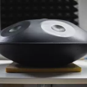 Du bist vom mystischen Klang der Handpan fasziniert, möchtest Dir Dein erste Handpan kaufen und erstmal auf ein günstiges Modell setzen? Mit unseren top Preis/Leistungs Black Magic Handpans bieten wir eine preiswerte Option, um auch mit einem kleineren Budget in die magischen Klangwelten der Handpan einzutauchen, ohne dabei auf eine gute Klangqualität oder vielseitigen Spielstil verzichten zu müssen.

Du kannst die Black Magic Handpan im Handpan Workshops München - Neuperlach ausprobieren und ka