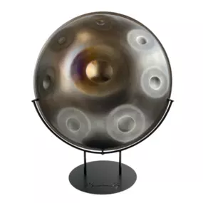 Deine Handpan liegt bei Dir im Wohn- oder Schlafzimmer in der Ecke oder auf dem Tisch herum? Dank HandpanUp ist jetzt Schluss damit! Mit dieser schmucken Handpan Halterung stellst Du Deine Handpan gebührend ins Licht. Die vertikale Positionierung in Kombination mit der sehr geringen Auflagefläche bringen die ganze Schönheit Deiner Handpan zur Geltung.

Du kannst die Magical Handpan im Handpan Workshops München - Neuperlach ausprobieren und kaufen oder bei www.Handpan.World online bestellen.