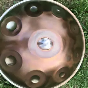 Spüre die kraftvolle Essenz der Musik mit der Magical Handpan. Die tiefe Resonanz und die Vibrationen, die aus dem präzisen Design und dem Sustain resultieren, können sowohl Spieler als auch Zuhörer vierl Freude bereiten.

Du kannst die Magical Handpan im Handpan Workshops München - Neuperlach ausprobieren und kaufen oder bei www.Handpan.World online bestellen.