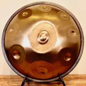 Unsere Vertreter nehmen sich die Zeit, Dich in die Welt der Handpans einzuführen, Dir die Möglichkeiten und Unterschiede näher zu bringen und auf Deine Fragen und Vorlieben einzugehen. Mit ihrer Unterstützung findest Du garantiert eine zu Dir passende Handpan. Bitte vereinbare im Vorfeld einen Termin.

Du kannst unsere Handpan Vielfalt im Handpan Workshops München - Neuperlach ausprobieren und kaufen oder bei www.Handpan.World online bestellen.