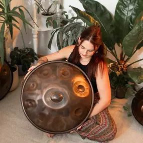 Mit kraftvollem und tiefen Klang stehen die Magical Handpans für Sinnlichkeit. Sie implizieren in ihrer Form und ihren feinen Schwingungen symbolisch das Feminine. Ihr magisches Klangfeld zeichnet sich durch sehr stabile Töne aus.

Du kannst die Magical Handpan im Handpan Workshops München - Neuperlach ausprobieren und kaufen oder bei www.Handpan.World online bestellen.