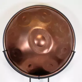 Sowohl mit ihrem Aussehen als auch mit ihrer klanglichen Qualitäten erobert die Mystical Handpan die Herzen auf der ganzen Welt. Die tiefe Resonanz, das weiche Timbre und das ausgewogene Sustain sorgen beim Spielen für eine wohlige Veränderung der Stimmung.

Du kannst die Mystical Handpan im Handpan Workshops München - Neuperlach ausprobieren und kaufen oder bei www.Handpan.World online bestellen.