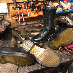 Bild von Hutton's Shoe Repair Service