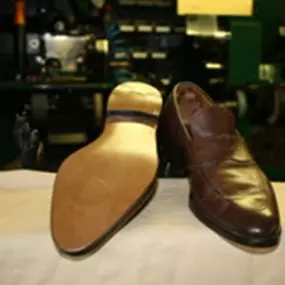 Bild von Hutton's Shoe Repair Service