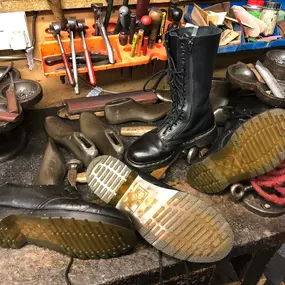 Bild von Hutton's Shoe Repair Service
