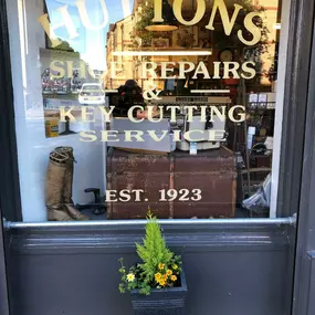 Bild von Hutton's Shoe Repair Service