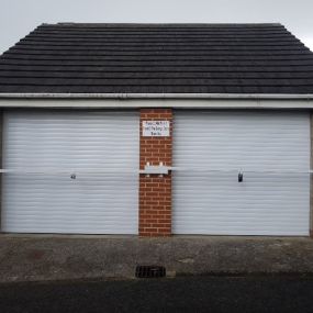 Bild von R Watson Garage Doors