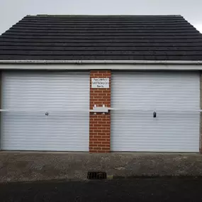 Bild von R Watson Garage Doors