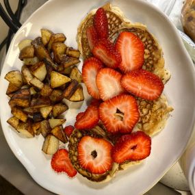 Mini Pancakes w/Strawberries and Home fries