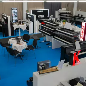 200 qm Showroom mit einer großen Auswahl an digitalen Tasteninstrumenten!