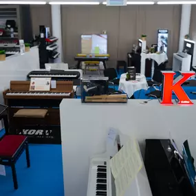 Die große Homepianoausstellung hat alle wichtigen Modelle der namenhaften Hersteller zum Vergleichen und Ausprobieren im Showroom im Norden Berlins zu stehen!