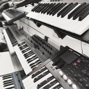 Eine Auswahl an Tastensynthesizern kann man bei uns nicht nur kaufen, sondern auch mieten!