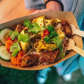 Food Truck Spezialitäten in einer Mehrweg Schale