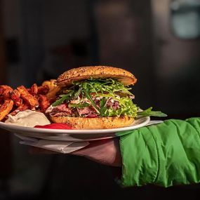 Burger mit Pommes, serviert aus einem Food Truck