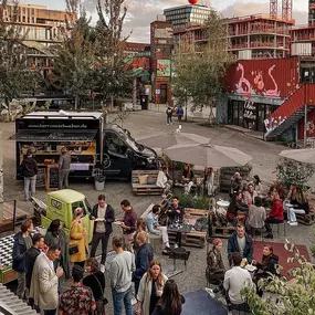 Großer Platz mit einem Food Truck und vielen Menschen