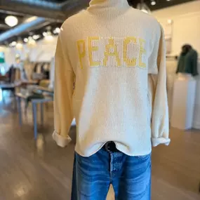 There’s a chill in the air ????
#sweaterweather #curatedstyle #boutiqueshopping #WeMakeGettingDressedFun