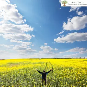 Siegerpose im weiten Feld