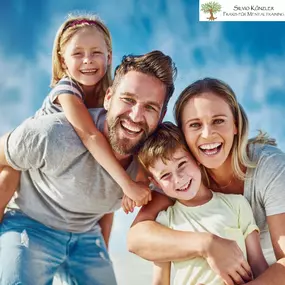 Glückliche Familie unter blauem Himmel