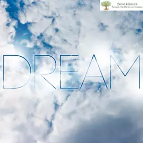 Dream am Himmel in Wolken