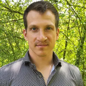 Mai 2025 -Porträt mit Naturhintergrund