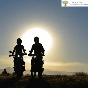 Paar in gemeinsamen nächtlichen Motorradausflug.