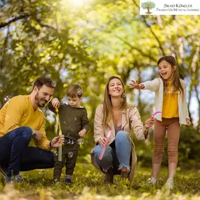 Glückliche Familie im Sonnenwald