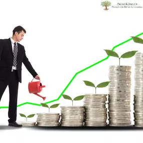 Junger Mann gießt Vermögenspflanzen