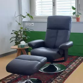 Hypnosestuhl in moderner Praxis