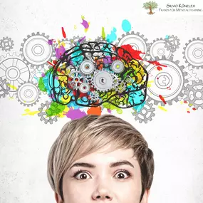 Frau mit Gehirnmechanik über Kopf