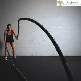Sportlerin mit Battle Ropes