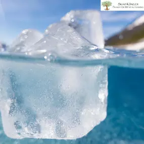 Eisberg im klaren Bergsee