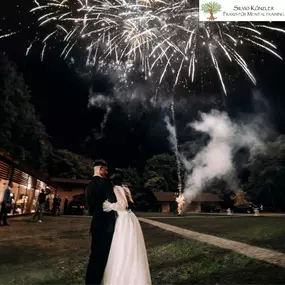 Hochzeitspaar vor Feuerwerk