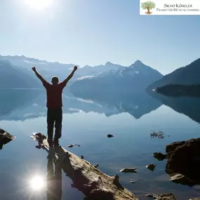 Siegerpose vor klarem See