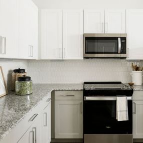 apartment kitchen at the links at pga parkway