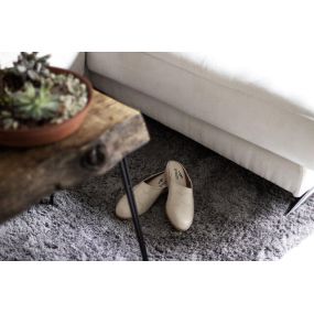 Zapatillas-beige-mesa-alfombra-2.jpg