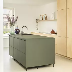 De Pure Base Woonbeton vloer is puur van kleur en geeft rust aan de ruimte. Laat u inspireren in onze showroom inspireren voor de verschillende woonbeton vloeren en gietvloeren.