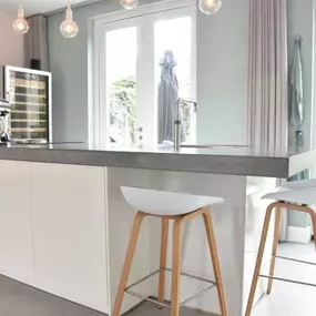 Het Venetiaans woonbeton is een uniek cement microbeton gebonden vloersysteem met prachtige natuurlijke kleurschakeringen in de vloer. Kenmerkend van het Venetiaans Woonbeton is het wolkig, levendig effect in de vloer met een lichte wittige waas.