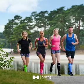 Voor de sporters kunnen we naast sportzolen en schoenadviezen ook voorzien in sportcompressiekousen.