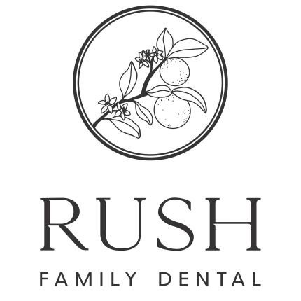 Logotipo de Rush Family Dental