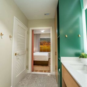 Guest room bath