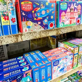 ???? Picking the perfect peck of puzzles for a plethora of 'pecific people on Puzzle Day! Tag someone who needs one of these.

#253 ##puzzleday #nationalpuzzleday #shoppuzzles #mudpuppy #puzzle #funpuzzles #toy #toys #toystore #toystagram #localtoys #localtoy #localshop #shopnow #checkitout #toystagram #shopsmall #shoplocal #supportsmall #supportlocal #shops #tacomawa #tacomwashington