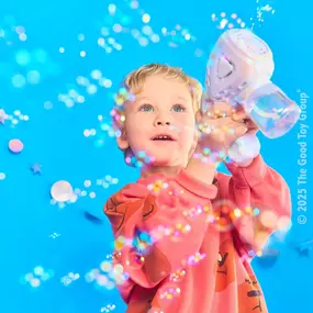 ???????????? WOW! A rainbow in every bubble!?????????????

This Bubble Vibes OMG sleek, shiny blaster comes with a special bubble solution - creating bubbles that are WAY more vibrant and colorful than normal ones!

Enjoy giggles as kiddos dance around popping them all!