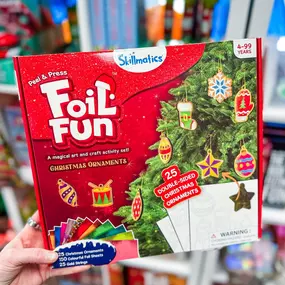 Peel, press, magic! ✨
Choose an ornament, lift the sticker sections, press on a foil sheet, and reveal a shimmering design in seconds.
Create colorful wreaths, candy canes, snowflakes & more — all totally mess-free (yep, no glitter or glue!). ????✨