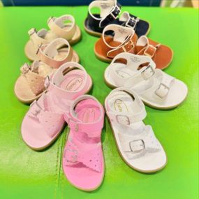 Pretty little sandals for sweet soles!
Footmates sandals feature VELCRO closures, waterproof materials, soft leather straps, and flexible soles. Dress them up or wear every day for play!