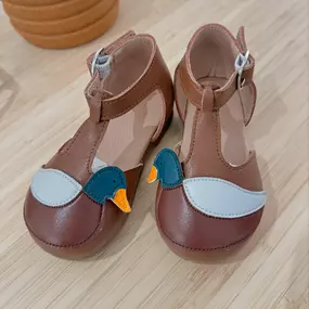 The moment we saw these, we fowl in love! ????????

#kidsshoes #ducks #mallard #velvetfawn #duckshoes #childrensboutiquearkansas #childrensboutiquelittlerock #shopthetoggery #toggerykids