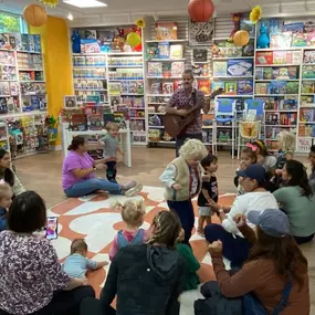 Weekly Thursday 11am Singalong
@henrybearspark Charlestown, MA
Come for the music, stay for the toys...Let's Sing!