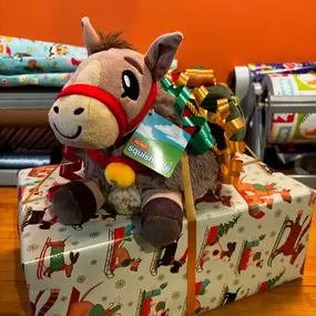 ???? This is the best wrapped gift of the week, maybe the month. The Christmas donkey on top ????????
This is going to one lucky kiddo.